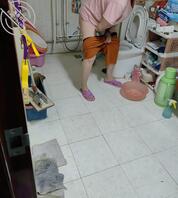 回家和妈妈操逼，看着妈妈在洗手间里洗干净骚逼，光着大屁股上床等着儿子插入2