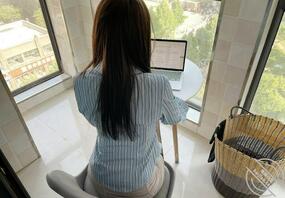 （原创）小姑当着我的面练起了瑜伽，忍不住就把她按着一顿操，直接无套内射。2