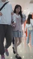 抄底一个白丝小美女，长的太漂亮了