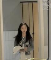 厕拍网红女神！补光偷拍美女尿尿0