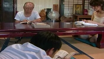 日本昭和时期母狗乱伦，家庭乱伦，被儿子爸爸干