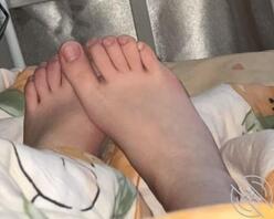 约的06小骚货 看看脚怎么样 喜欢的话下次继续约她 喜欢她的玉足2