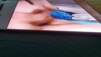 有能看着我老婆撸射的么？下方评论区见，有图有真相，让老婆看看他的魅力