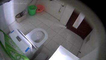财务姐姐尿桶接尿，自己尿了自己闻