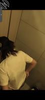 偷拍jk女大学生同学上厕所1