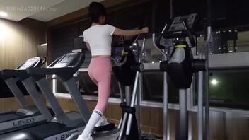 健身房的美女穿瑜伽服真性感，操的美