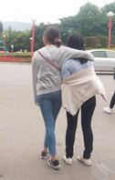 偷拍极品蓝色紧身牛仔裤翘臀女大学生，这翘臀日着肯定爽2