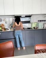 看到妈妈跟爸爸在打电话,就把老妈给强奸了,老爸把我送进了医院。1