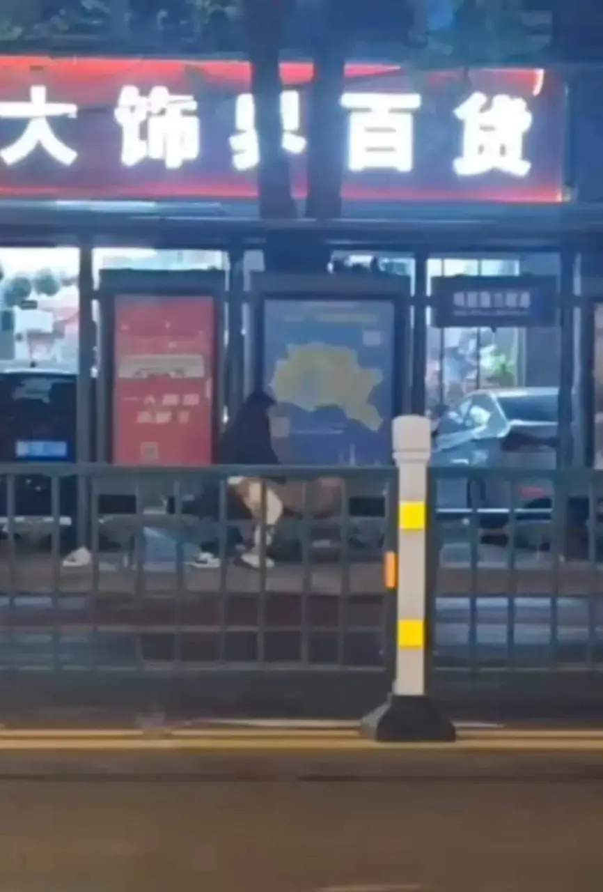 啪啪 炸裂！常州大学城公交车站惊现情侣当街啪啪 完全无视路人，到底有多饥渴呀！