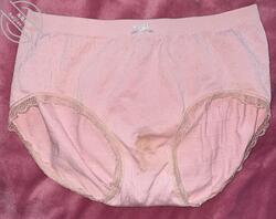 姑妈来姨妈了，她不是用卫生巾她用的是卫生巾的安睡裤，在昨天换下原味内裤。