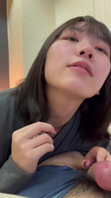 身材火辣的性感可爱女友！一边摇晃着她丰满的乳房一边享受鸡巴带给骚穴的