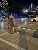 和妈妈在停车场