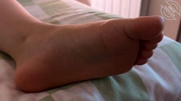 请恋足的主人收藏小母猪魏芸帆的骚肉脚1