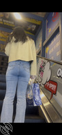 牛仔肥臀把内裤痕迹都勒出来了 假装玩手机把脸贴上肥臀 美女还说没关系1