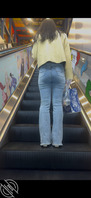 牛仔肥臀把内裤痕迹都勒出来了 假装玩手机把脸贴上肥臀 美女还说没关系2