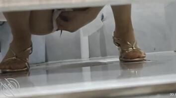 厕拍白丝高高跟新娘！偷拍她尿尿的样子她老公知道吗2