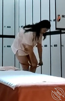 洗浴里偷拍到一个坦克