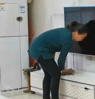 元宵节带后妈去买了裙子和高跟鞋,后妈娇羞像小娇妻,在家换衣服闯进房间抓奶0