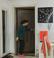 元宵节带后妈去买了裙子和高跟鞋,后妈娇羞像小娇妻,在家换衣服闯进房间抓奶1