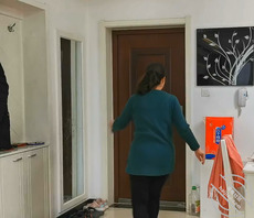 元宵节带后妈去买了裙子和高跟鞋,后妈娇羞像小娇妻,在家换衣服闯进房间抓奶2