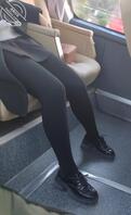 一起坐班车的女同事美腿太诱人了，忍不住偷拍一张。0