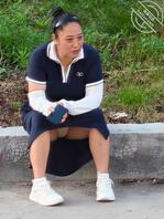 熟女老逼张着双腿漏出内裤太骚了，真想操她2