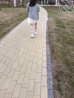 跟拍抄底肉丝裤袜女大学生，没想到这么骚，直接上床了，大家狠狠羞辱她